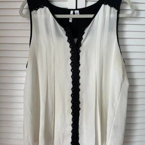 Black and white Elle blouse, size L